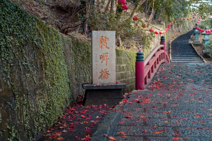 A retaining wall beside a stepped, sloping drive